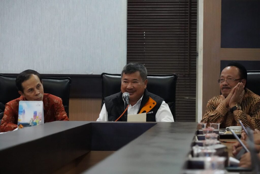 Bupati Garut mendapatkan kunjungan dari orum Kordinasi Desain Penataan Daerah (FORKODETADA) Jawa Barat dan Forum Pengkajian Pengembangan Garut Selatan (FPPGS)