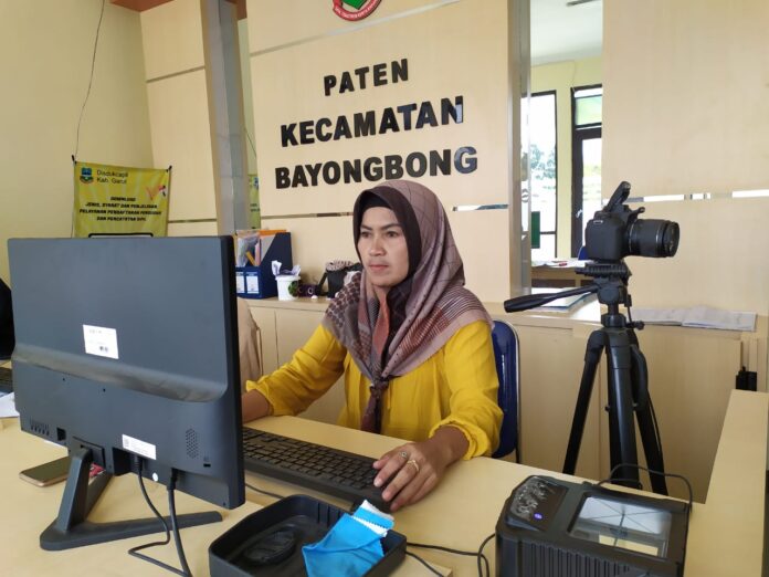 Wila Cahya Lumiksa,SE pegawai pelayanan di kantor Kecamatan Bayongbong