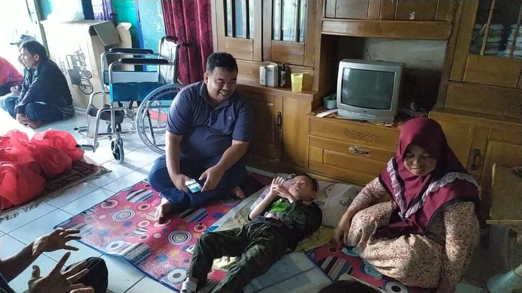 Anggota DPRD Garut bersama Dinsos mengunjungi Muhamad Hidayaturrohmat, anak penderita epilepsi di Desa Sukalaksana