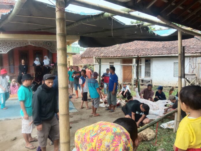 Masyarakat muslim tengah melaksanakan pemotongan hewan kurban di idul adha