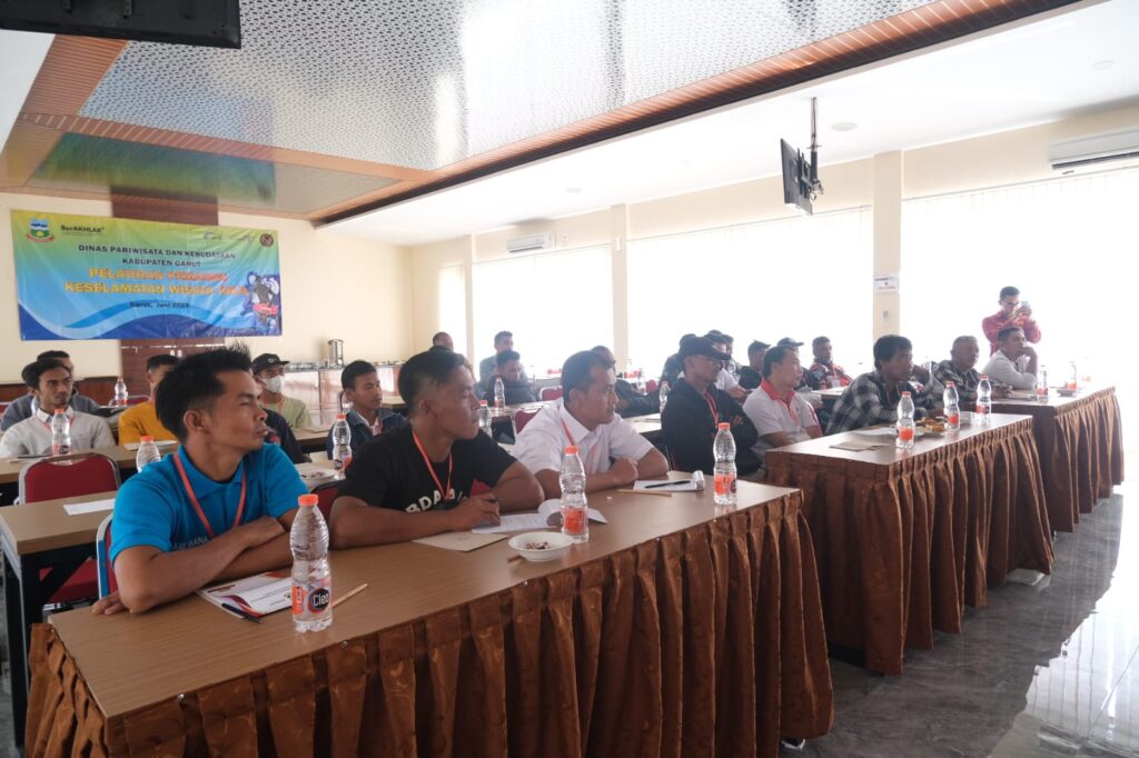 Pemandu Keselamatan Wisata Tirta mendapatkan pelatihan