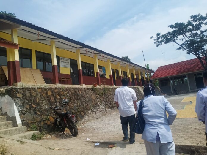Pengawas SD dan Dewan Pendidikan Garut meninjau sekolah SD yang mendapatkan bantuan rehab