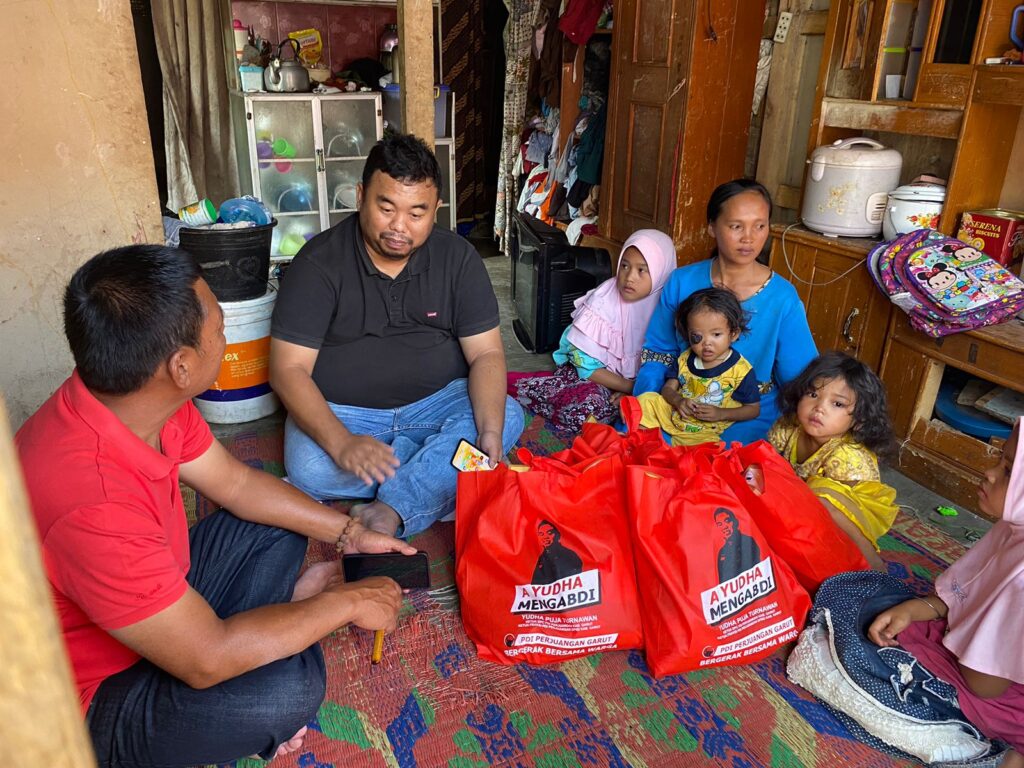 Yudha Puja Turnawan bersama Mamat Rahmat mengunjungi keluarga Rayhan