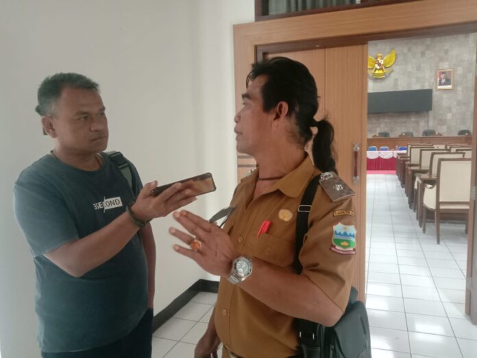 Ketua Apdesi DPK Cibatu saat diwawancarai wartawan di gedung DPRD Garut