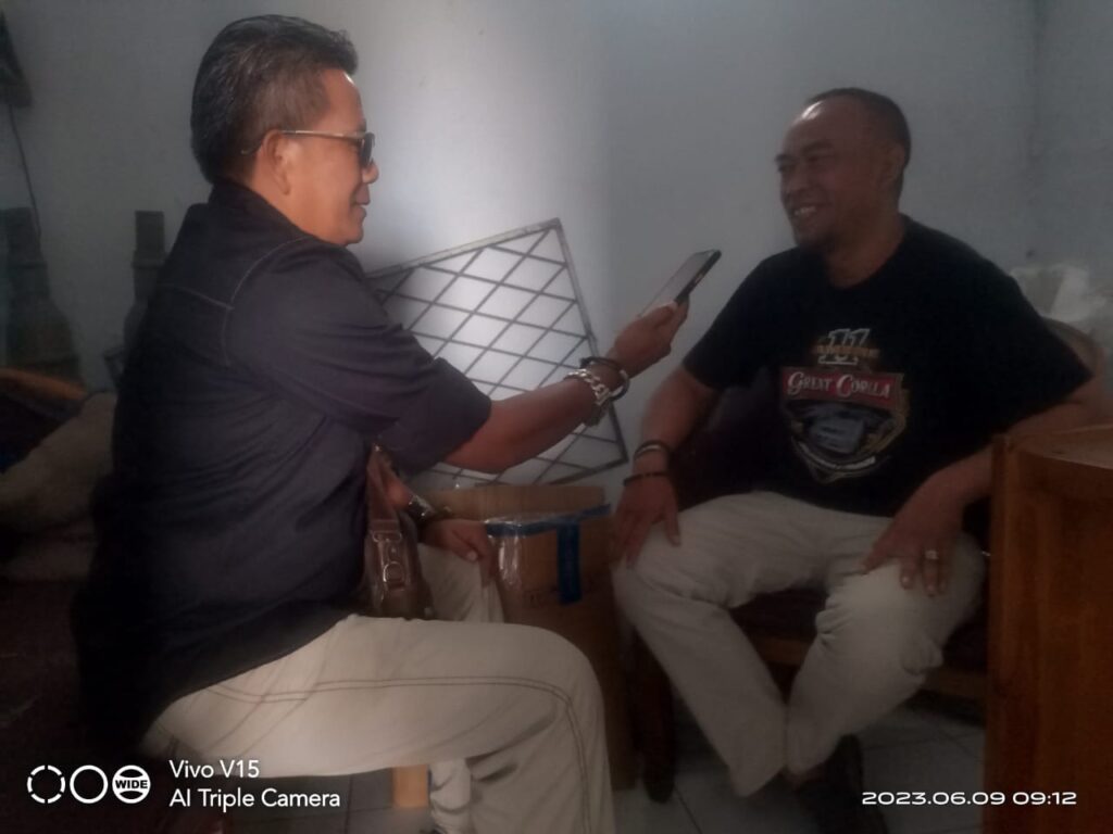 Kepala cabang (kacab) Samarang PDAM Tirta Intan Garut tengah diwawancarai oleh awak media