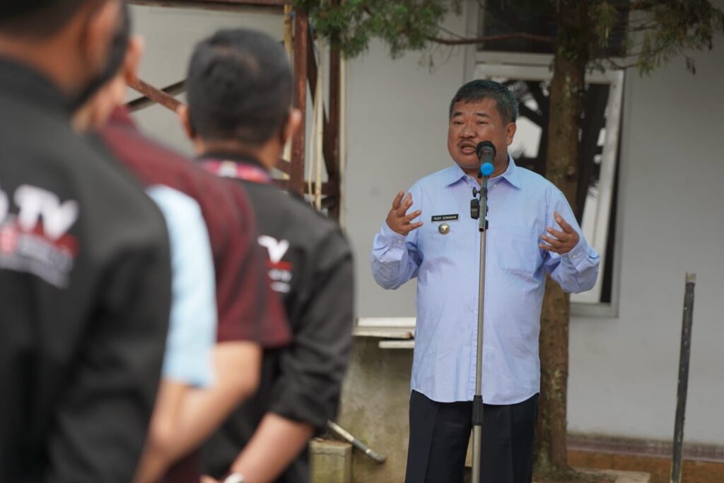Bupati Garut Rudy Gunawan memimpin apel pagi di Diskominfo Garut