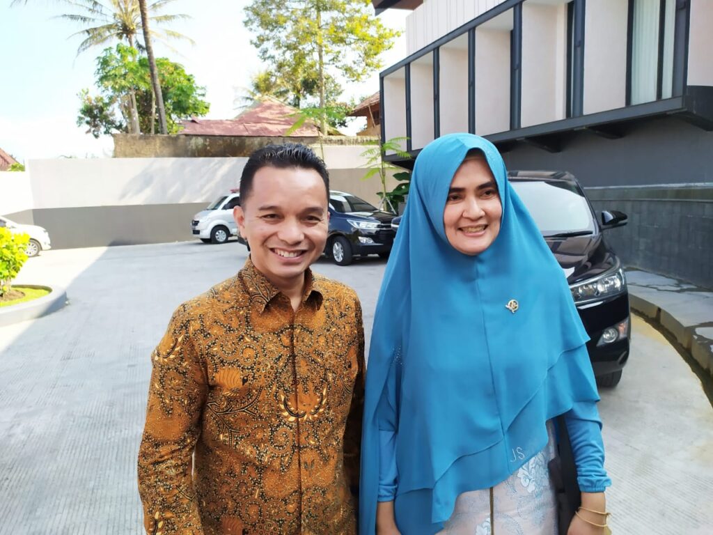 Hj Siti Mufattahah (kanan) ketika diwawancarai usai acara