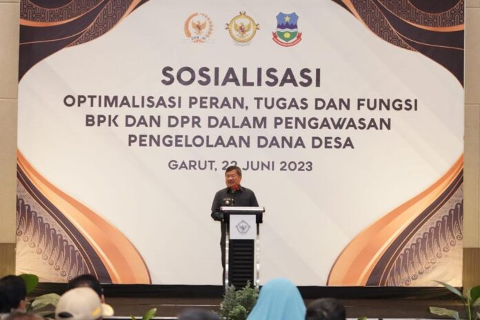 Bupati Garut Rudy Gunawan memberikan sambutan dalam sosialisasi yang digelar Anggota DPR RI