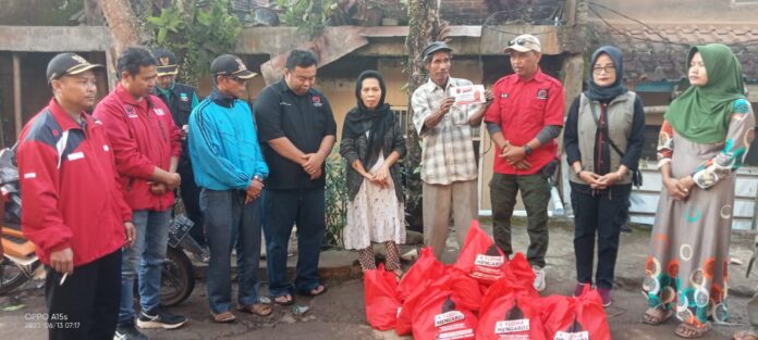 Yudha Anggota DPRD Garut Bantu Keluarga Supriadi, Korban Kebakaran di Desa Kutanagara Malangbong