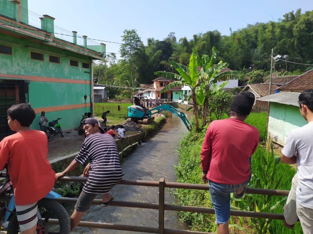 PUPR Kabupaten Garut Berkaloborasi Dengan Desa Karyajaya Lakukan Pengerukaan Sungai