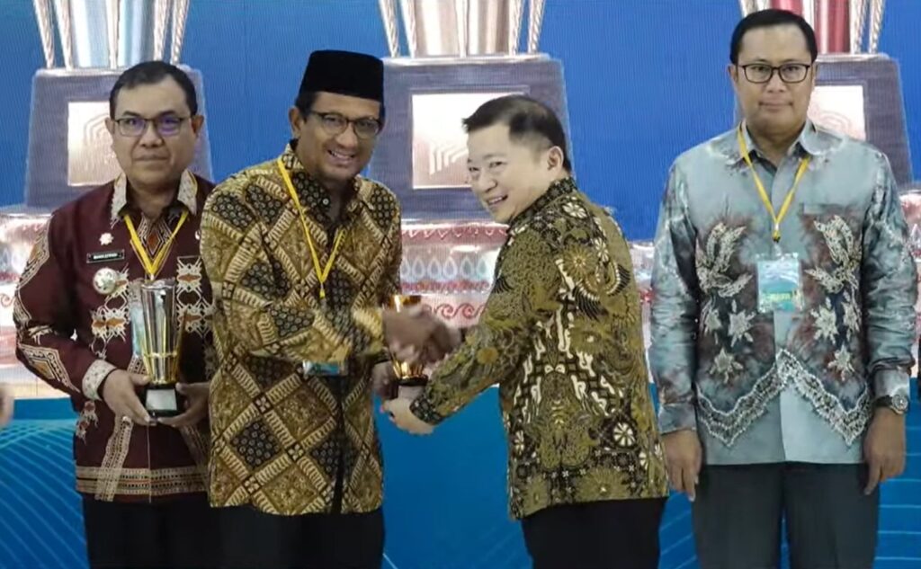 Wakil Bupati Garut Menerima Piala PPD dari Menteri PPN RI