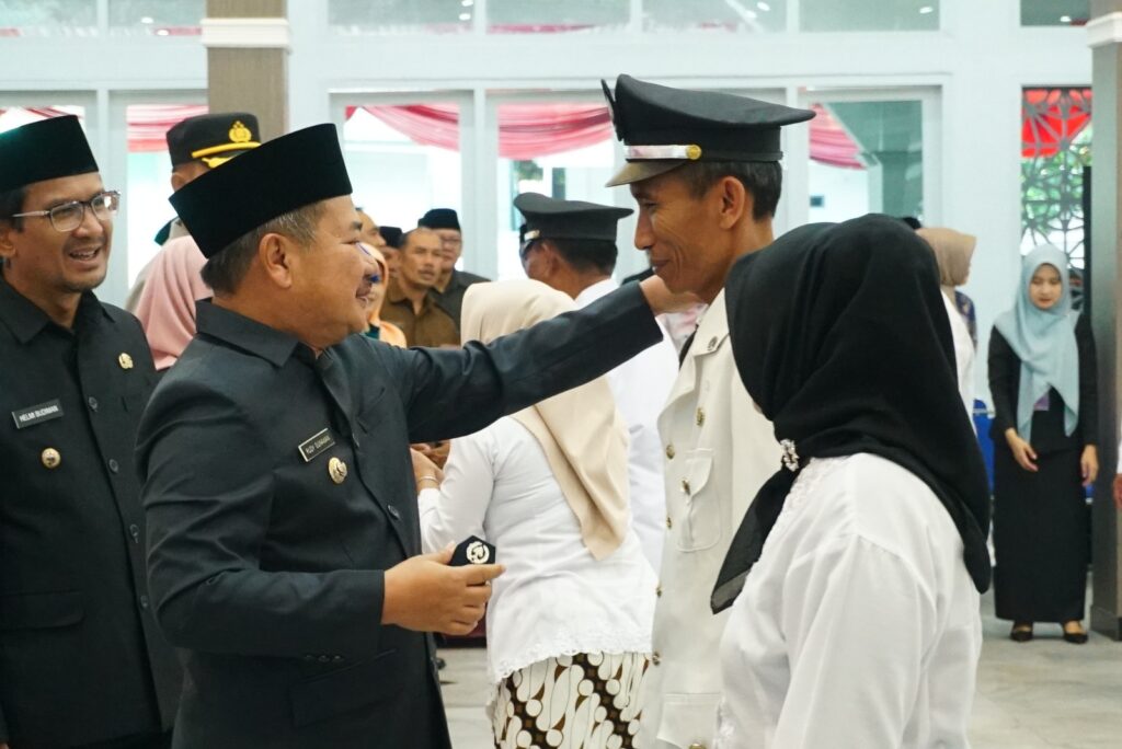 Bupati Garut Lantik 82 Kades, Begini Pesannya