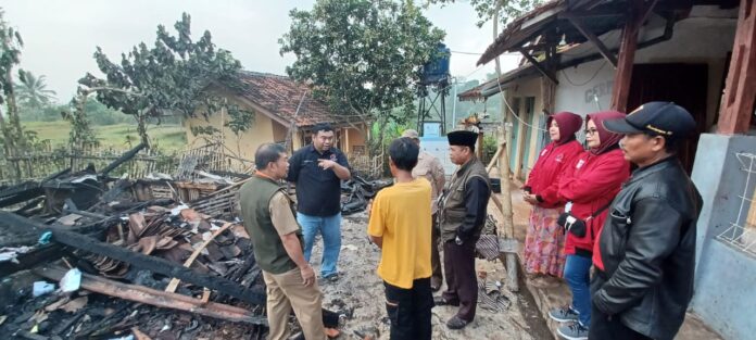 Ketua DPC PDI Perjuangan Garut Akan Koordinasi ke Kemensos, Bantu Keluarga Ade Korban Kebakaran di Desa Sukamerang