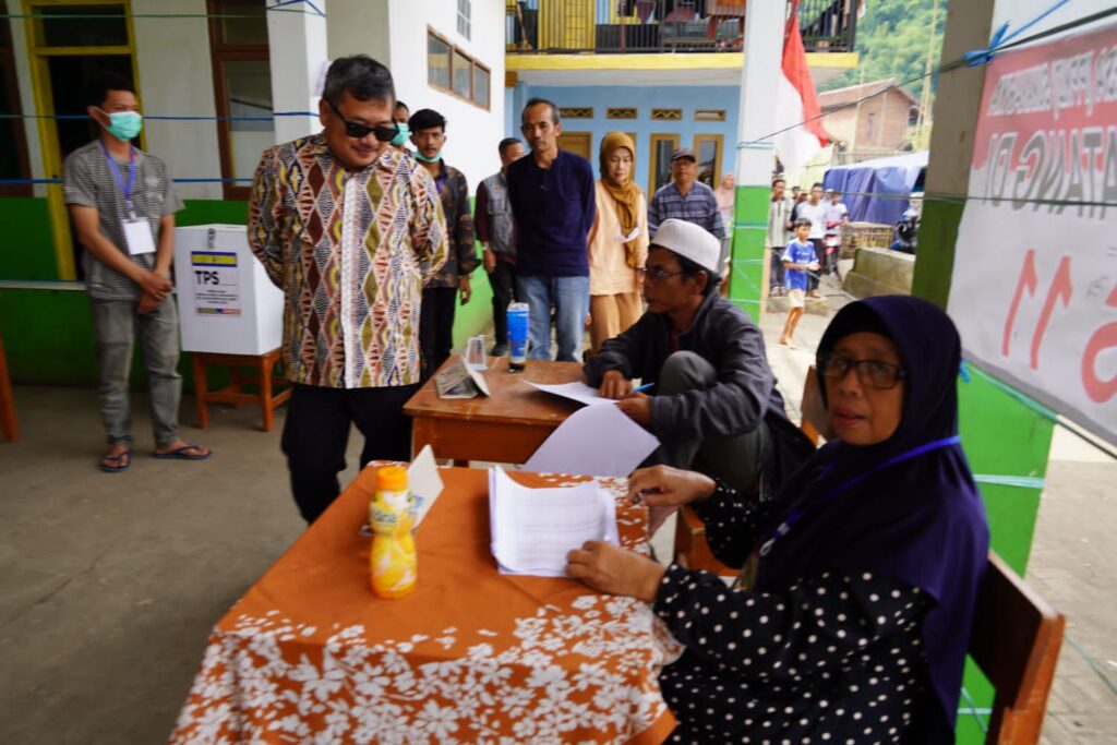 Bupati Garut Rudy Gunawan ketika meninjau pilkades serentak