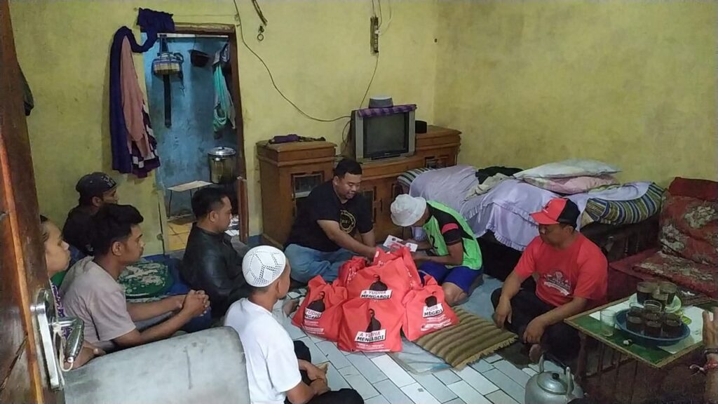 Yudha Puja Turnawan bersama Kepala Desa Citangtu Barlah, mengunjungi korban kebakaran