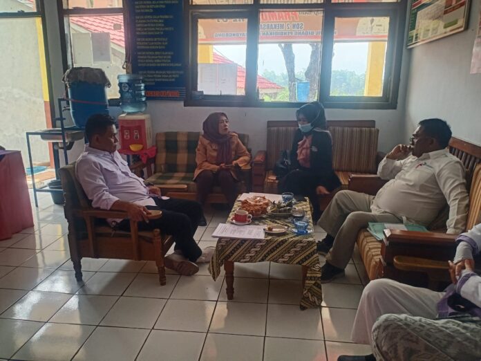 Dewan Pendidikan Garut dan Pengawas SD meninjau SD yang dapat bantuan rehab di Bayongbong