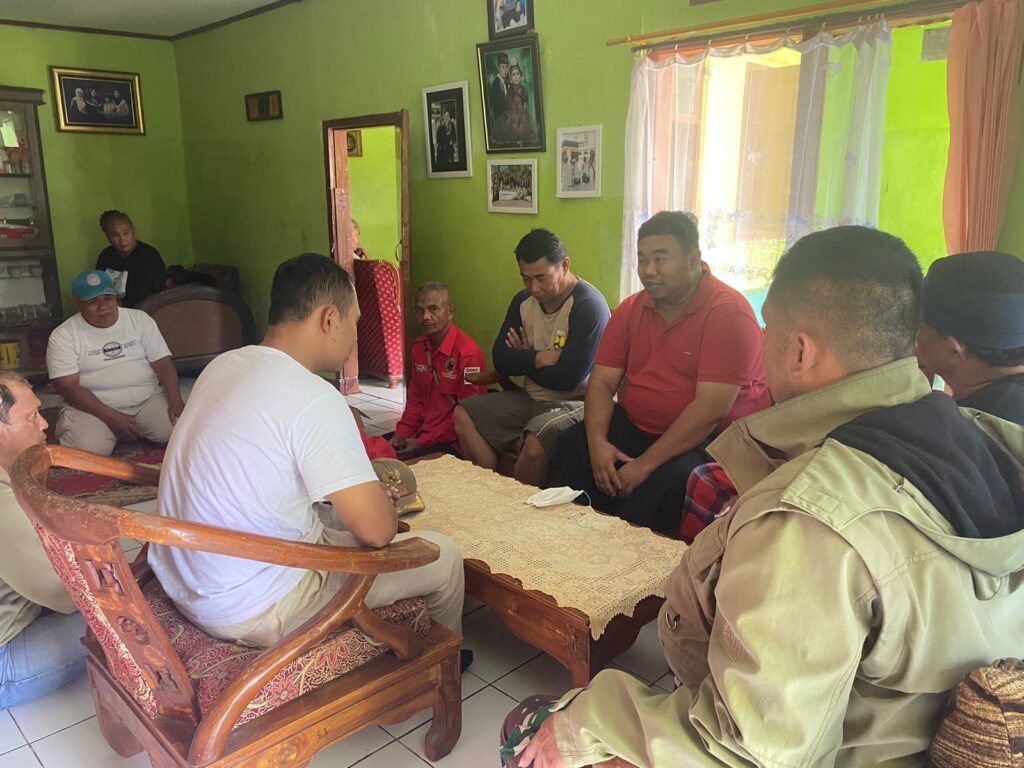 Yudha Puja Turnawan Anggota DPRD Garut Fraksi PDI Perjuangan mengunjungi abah Endin, lansia di Kelurahan Sukagalih korban kebakaran