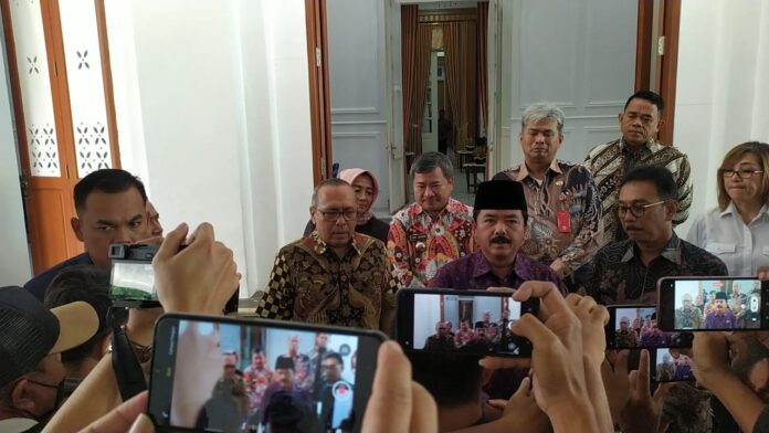 Menteri Agraria dan Tata Ruang/Badan Pertanahan Nasional (ATR/BPN) Hadi Tjahjanto diwawancarai wartawan ketika kunjungan ke Garut