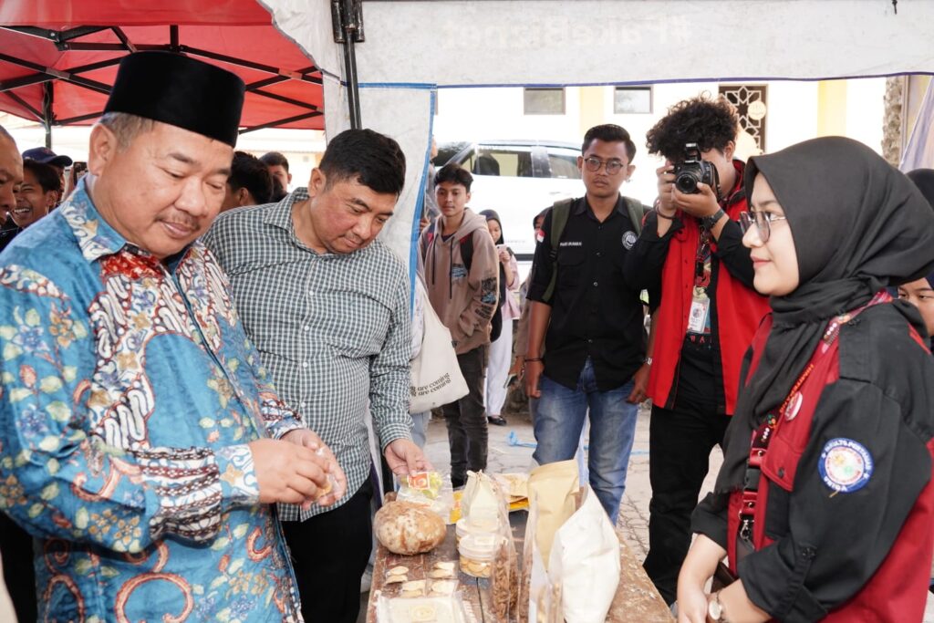 Bupati Garut Rudy Gunawan bersama Rektor Uniga melihat kreasi mahasiswa