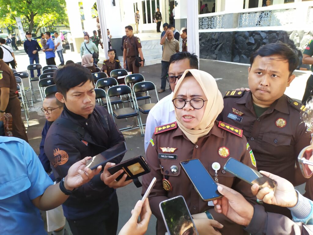Kajari Garut menjelaskan perihal dugaan korupsi dana desa oleh mantan kades Sukanagara di Pendopo Garut