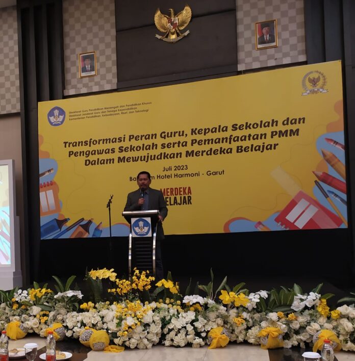 Kadisdik Garut Ade Manadin saat memberikan sambutan di sosialisasi Anggota DPR RI di Hotel Harmoni