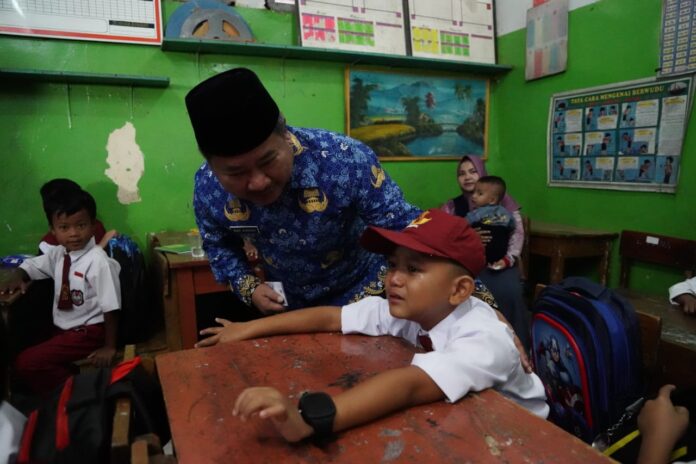 Rudy Gunawan melakukan kunjungan ke sekolah sekolah di hari pertama masuk