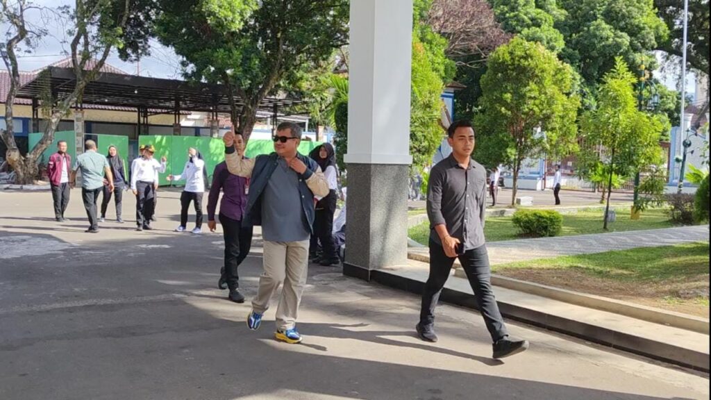 Bupati Garut Rudy Gunawan meninjau latihan Paskibraka di Pendopo