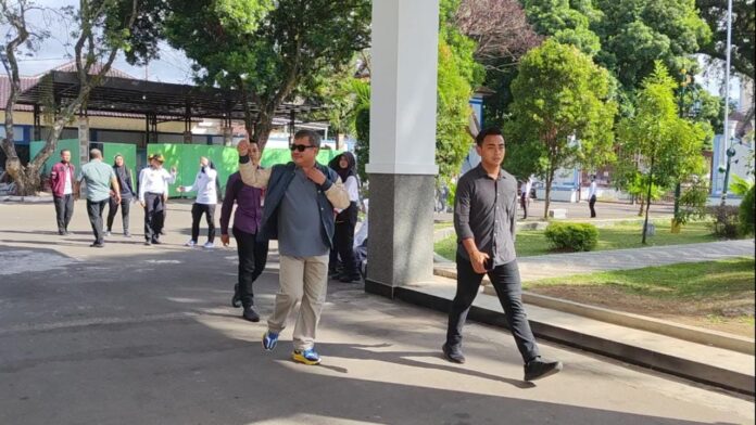 Bupati Garut Rudy Gunawan meninjau latihan Paskibraka di Pendopo