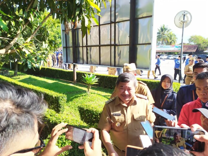 Bupati Garut ketika diwawancarai di lapangan Setda