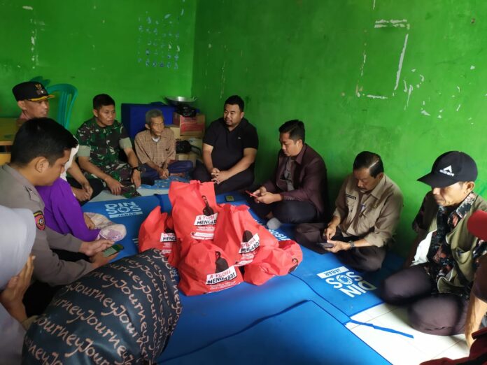 Yudha Anggota DPRD Garut Kunjungi Lansia Korban Kebakaran di Desa Cihikeu Bungbulang