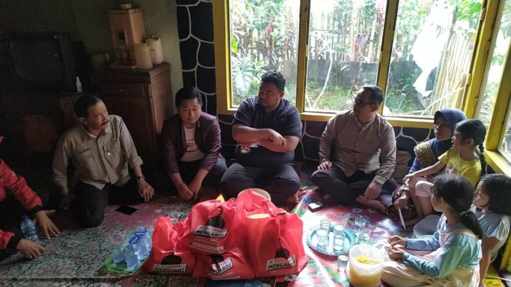 Dua Anggota DPRD Garut Fraksi PDI Perjuangan kunjungi Patimah korban kebakaran di Desa Mekarjaya, Kecamatan Bungbulang