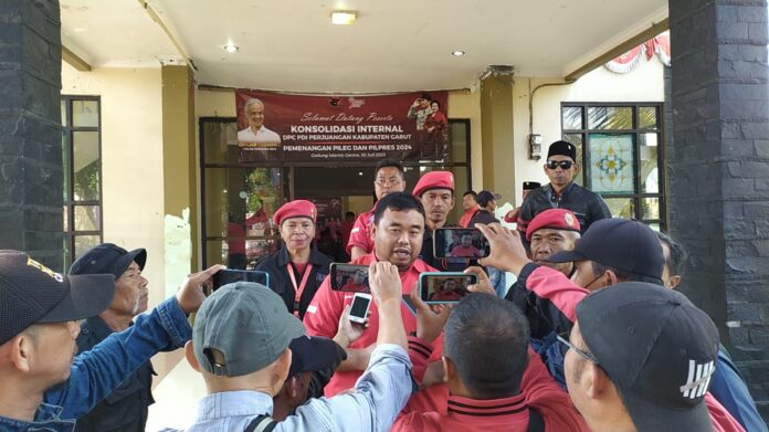 Yudha Puja Turnawan, Ketua DPC PDI Perjuangan Garut diwawancara wartawan