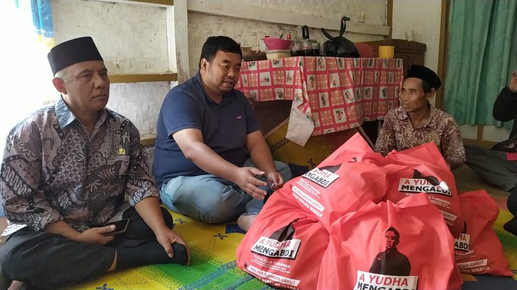 Yudha Puja Turnawan Anggota DPRD Garut berkunjung ke korban kebakaran di Desa Cintadamai, Kecamatan Sukaresmi