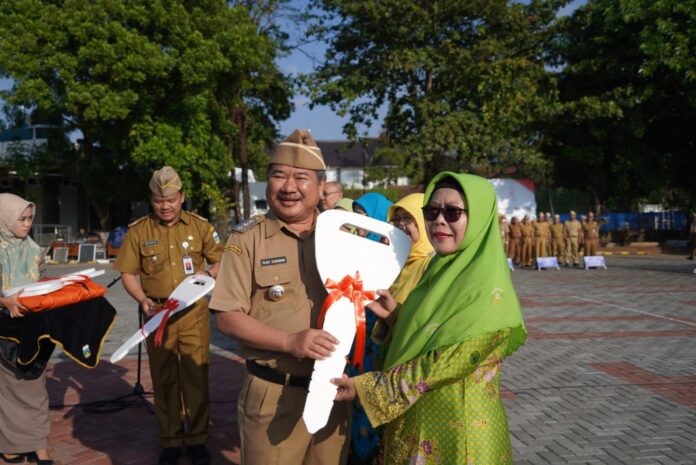 Bupati Garut menyerahkan secara simbolis kunci mobil kepada ormas perempuan