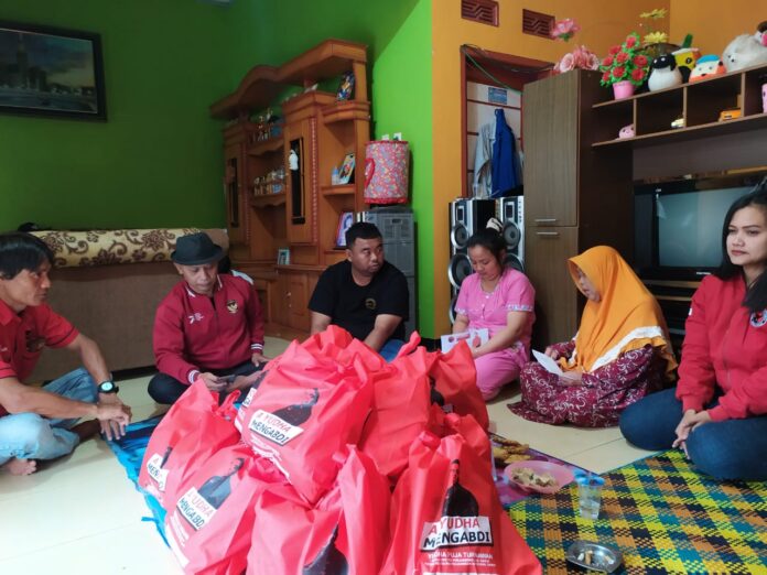 Yudha Puja Turnawan memberikan santunan uang tunai dan sembako kepada korban kebakaran