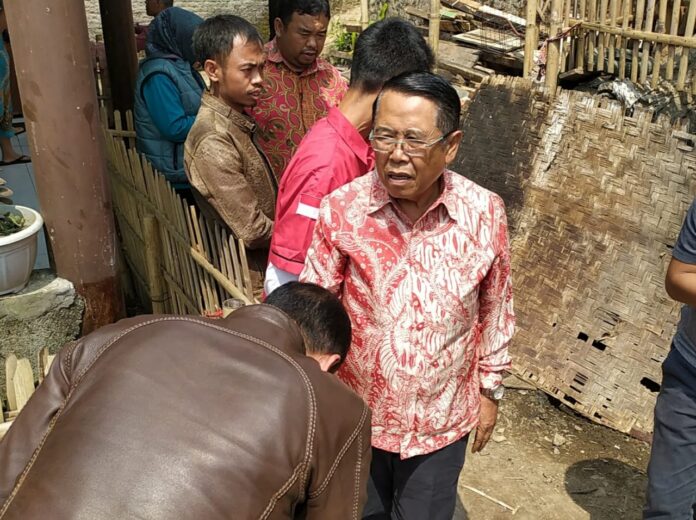 Memo Hermawan Bersama Yudha Puja Turnawan Berikan Santunan Kepada Emak Odah, Korban Kebakaran di Desa Sukajaya