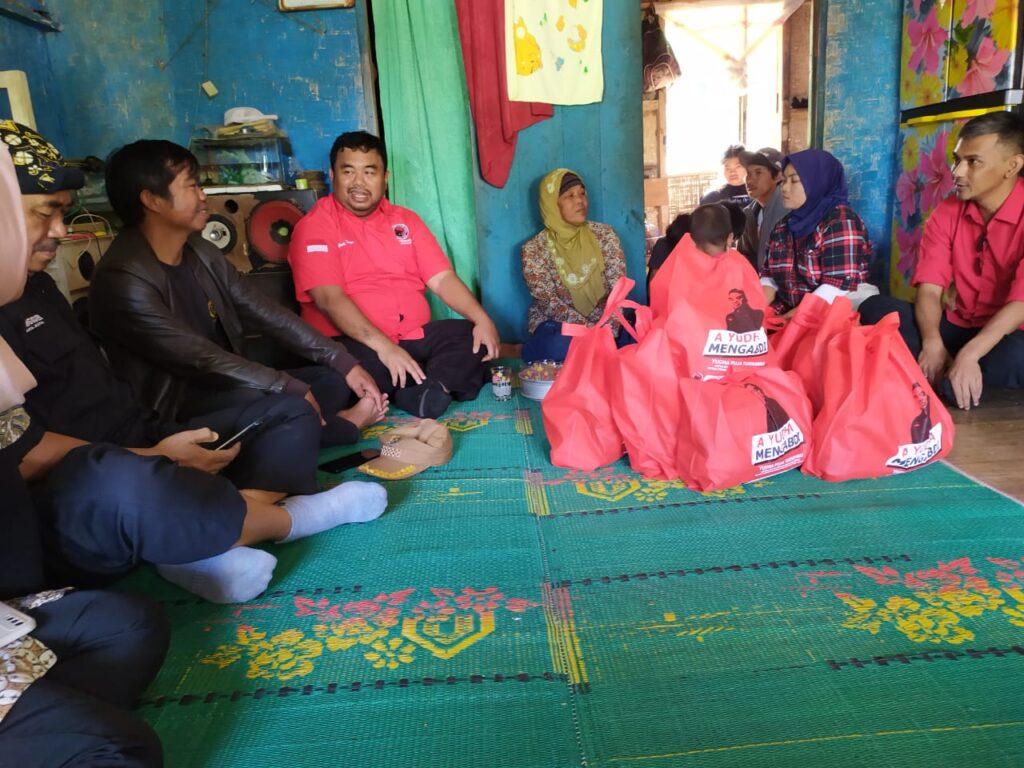 Yudha Puja Turnawan bersama jajaran DPC PDI Perjuangan Garut memberikan bantuan kepada Siti Julaeha