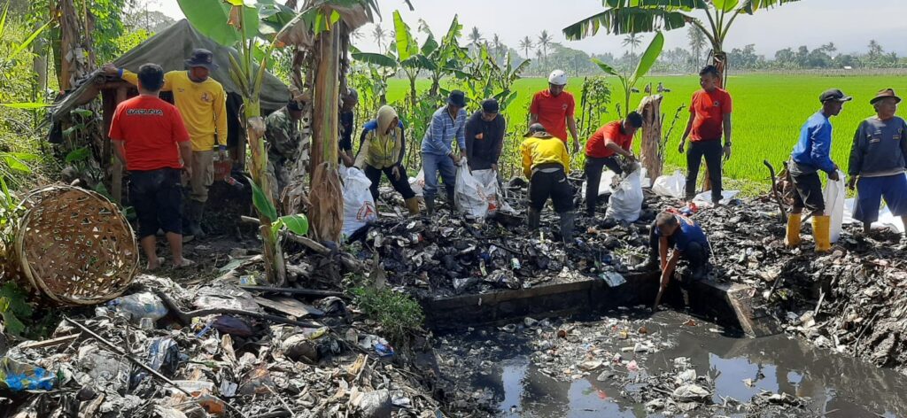 Yudha Puja Turnawan Anggota DPRD Garut bersama tim gabungan lainnya membersihkan sampah di irigasi Ciojar
