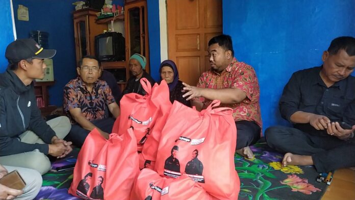 H Memo Hermawan Anggota DPRD Provinsi Jabar bersama dua Anggota DPRD Garut mengunjungi korban kebakaran di Pasirwangi