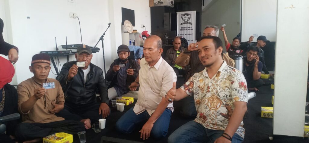 Raden Angga (satu dari kanan) tengah foto bersama di di kantor sekretariat Srikandi Brigade NKRI