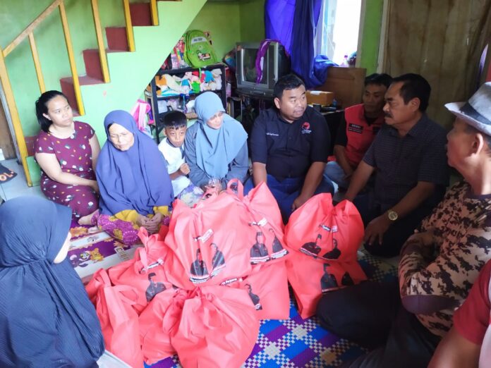 Yudha Puja Turnawan memberikan bantuan sembako dan uang tunai kepada tiga keluarga korban kebakaran