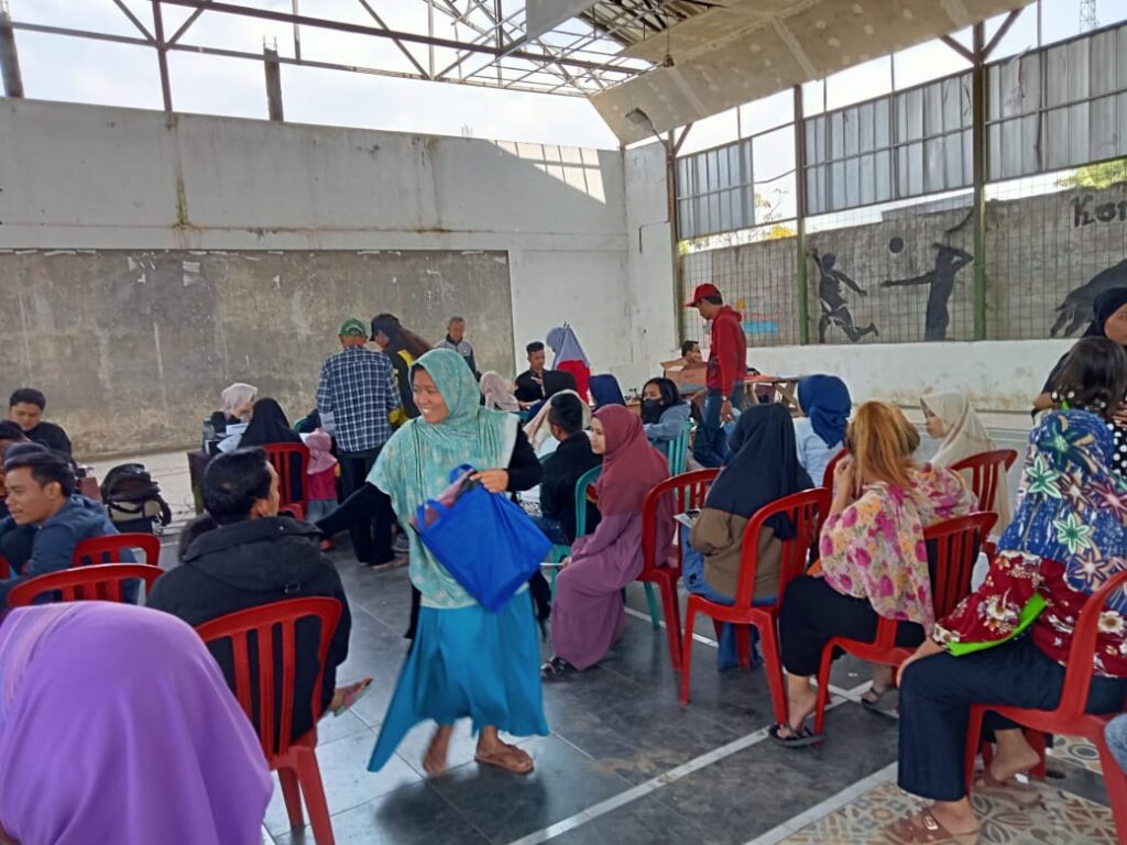 Warga Desa Banjarsari mengikuti program jemput bola Disdukcapil Garut di SGB