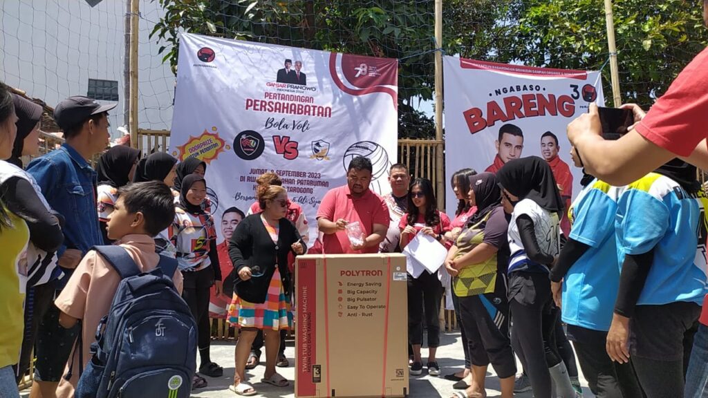 Yudha Puja Turnawan memberikan doorprize mesin cuci dalam lomba bola voli