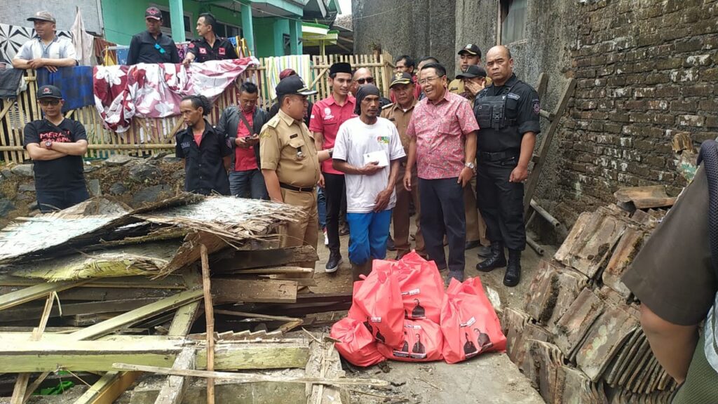 H Memo Hermawan memberikan santunan uang tunai dan sembako kepada korban kebakaran di Desa Padasuka