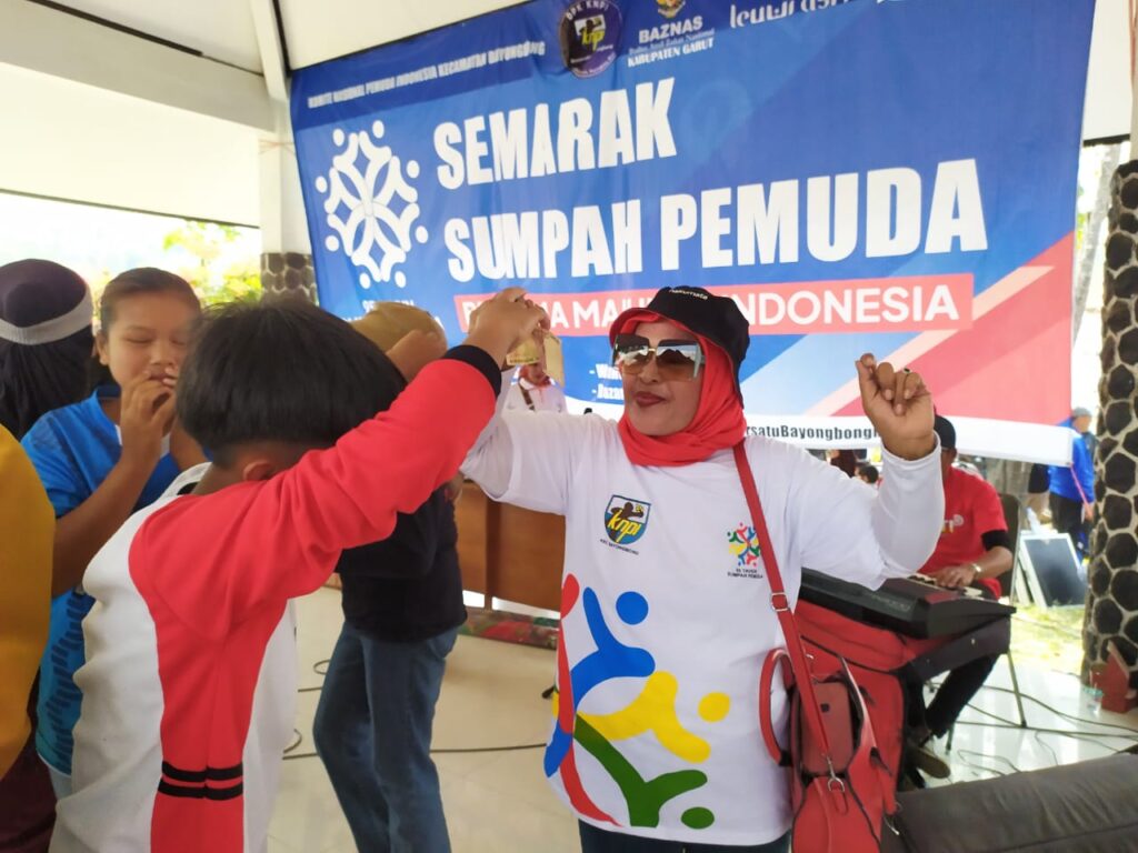 Ketua Pokdarkamtibmas ikut memeriahkan jalan yang digelar KNPI DPK Bayongbong untuk memperingati Hari Sumpah Pemuda dan pelantikan pengurus KNPI