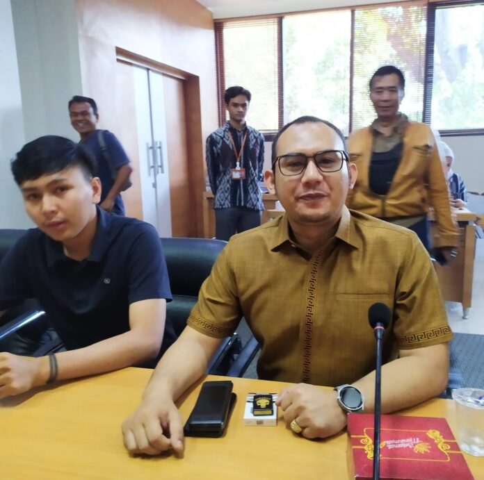 Pemilik Resto & Cafe Rama Shinta, Paramaarta Ziliwu S.H., CPCL.,CLA, (sebelah kanan)