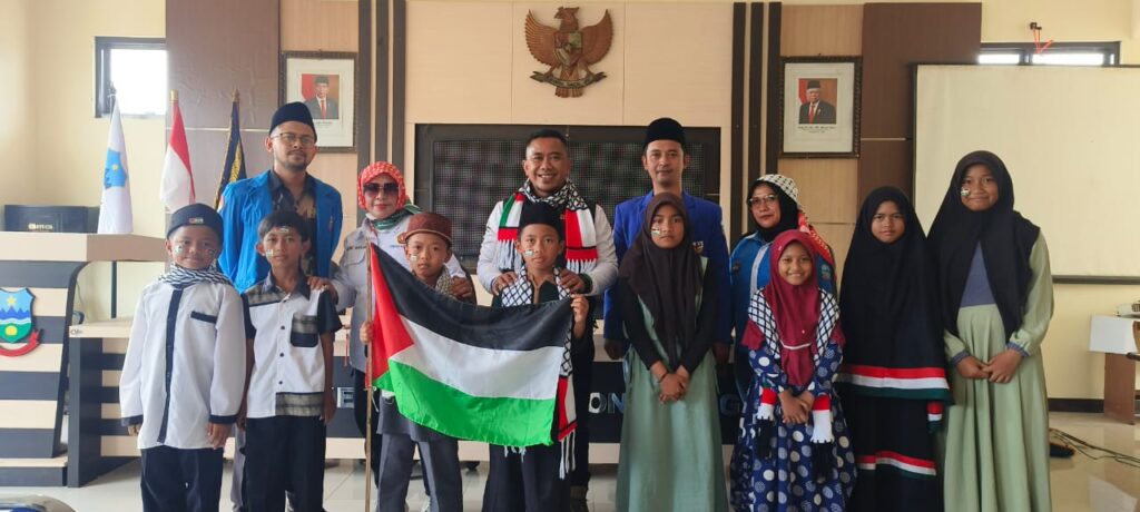 Ketua Pokdarkamtibmas Sektor Bayongbong, bersama KNPI, Ketua Pokdarkamtibmas Garut, remaja masjid dan sejumlah ormas di aula kantor Kecamatan Bayongbong melakukan aksi bela Palestina