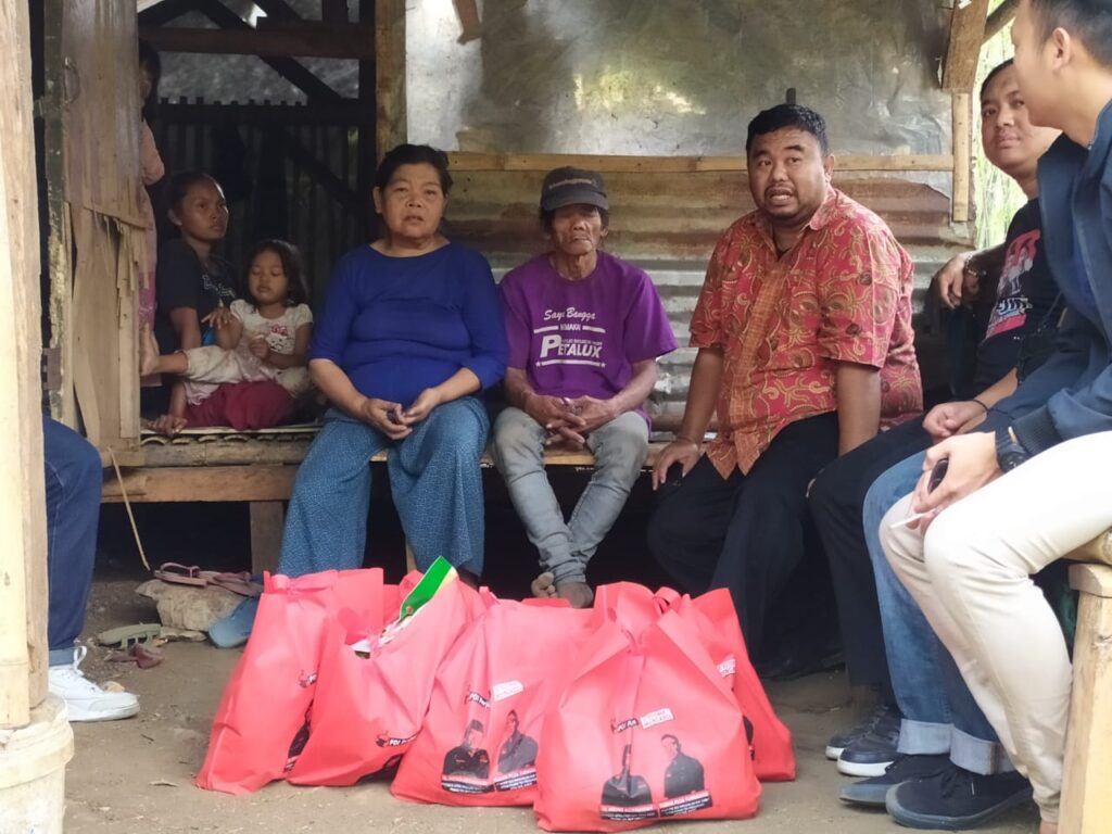 Yudha Puja Turnawan mengunjungi Esih dan keluarga yang tinggal di bekas kandang domba