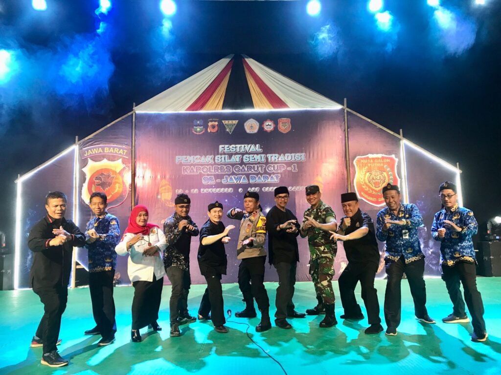 Ketua Pokdarkamtibmas Sektor Bayongbong Biebie Bagja (tiga dari kiri) saat ikut membuka Festival Pencak Silat Seni Tradisi Kapolres Garut Cup di Art Center