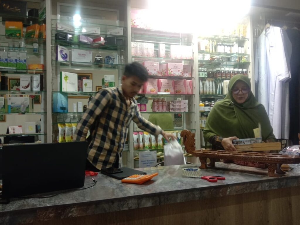 Hj. Hani istri kang Nur menunjukkan berbagai produk minuman herbal di Kedai Menak Kang Nur